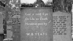 Photographie de la pierre tombale de William Butler Yeats.