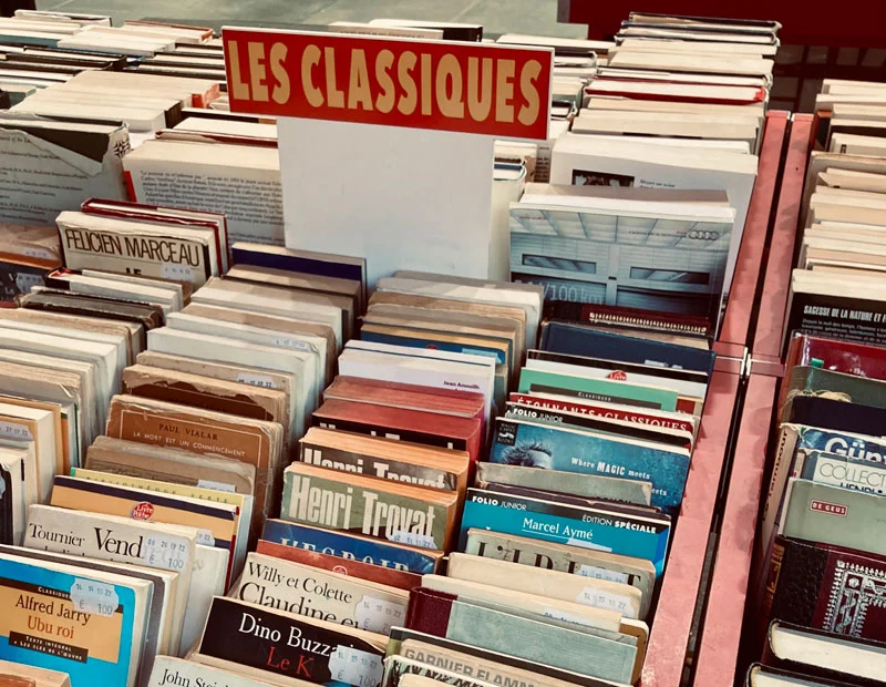 présentoir d’une librairie usagée à Paris